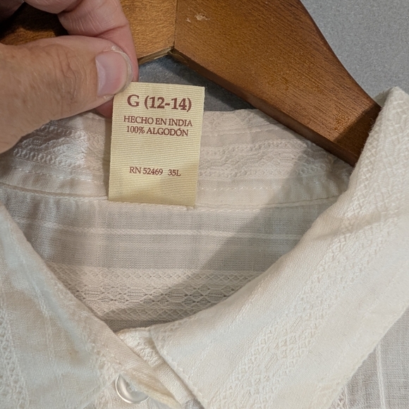 Sleeveless White Button-Up Blouse - Picture 5 of 9